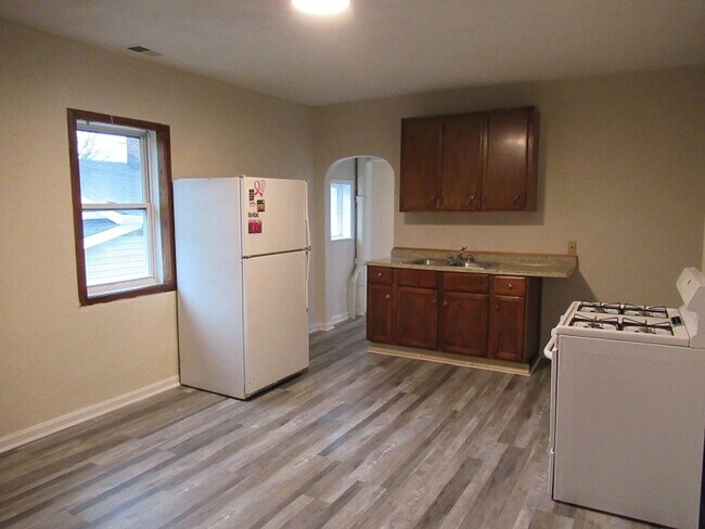 Building Photo - 3 br, 1 bath House - 551 East 12th