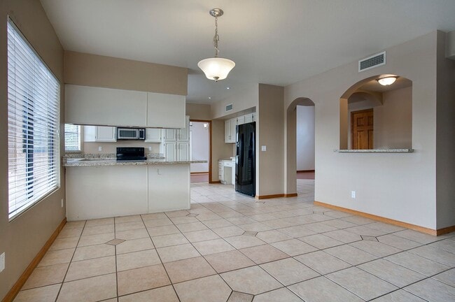 Building Photo - Spacious Tempe 4 bedroom