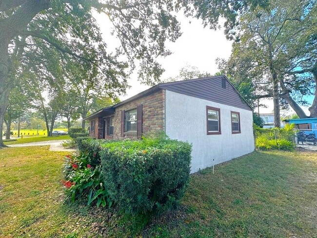 Building Photo - 1502 W Country Club Dr