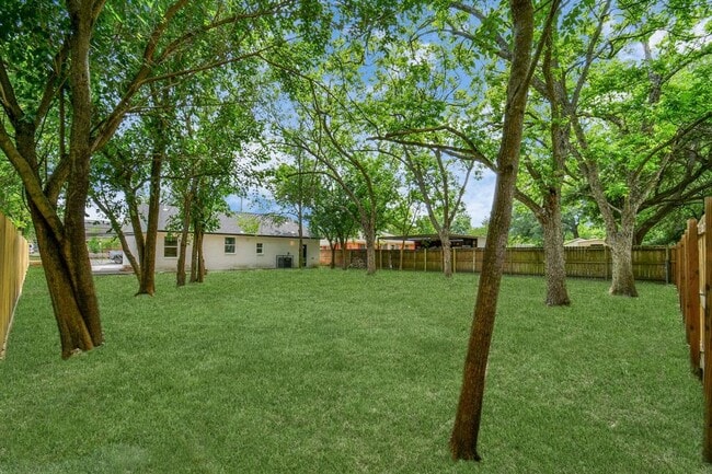 Building Photo - 701 E Canino Rd