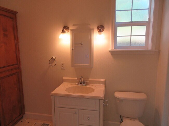 Building Photo - Large 4 Bedroom Home in West Salem