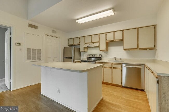 Building Photo - 3305 Wyndham Cir