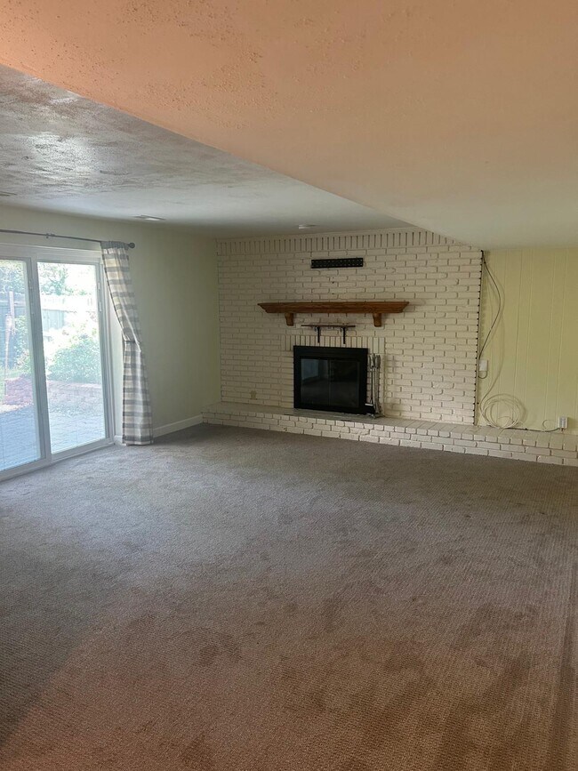 Building Photo - 375 Messina Dr