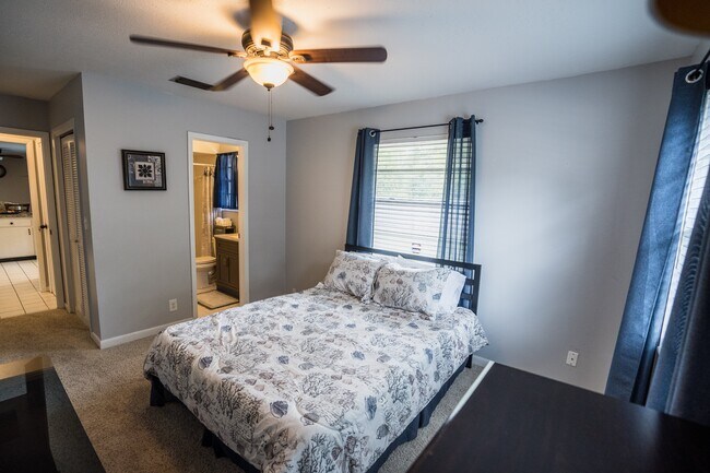 Building Photo - 8647 San Servera Dr E