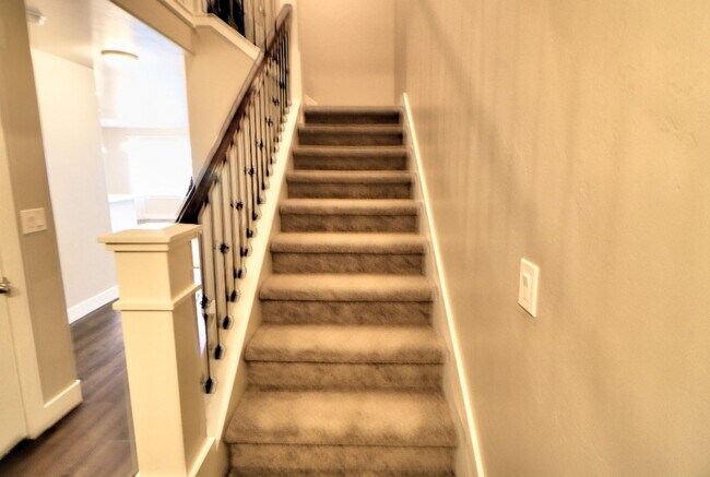 Building Photo - 3 bed 2.5 bath townhome in Salem