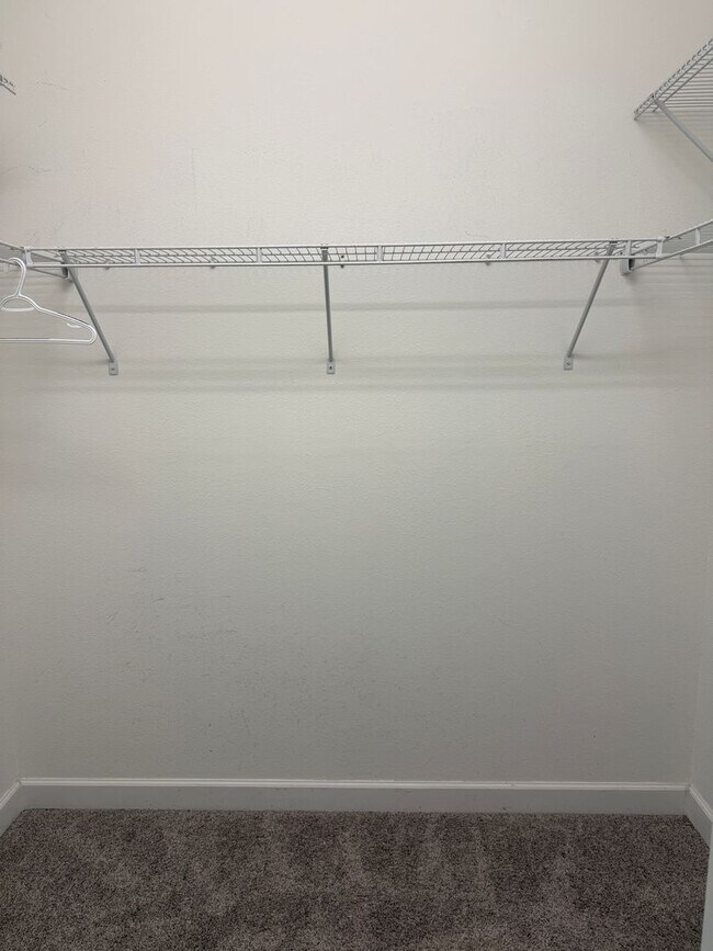 Building Photo - 4 Bed 3.5 Bath townhouse for rent in storey lake