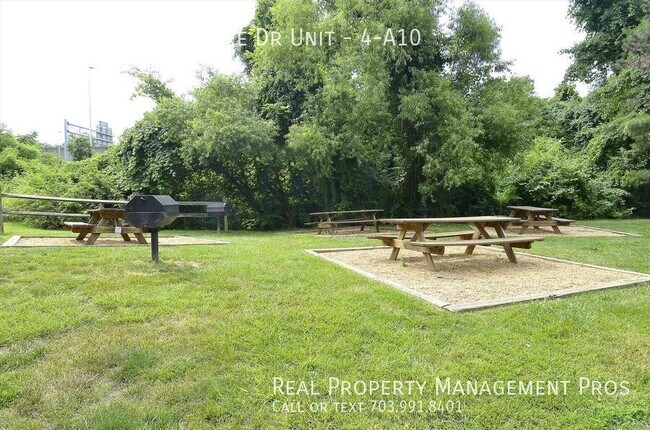 Building Photo - 3176 Summit Square Dr