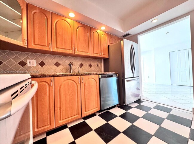 Building Photo - 400 Kings Point Dr