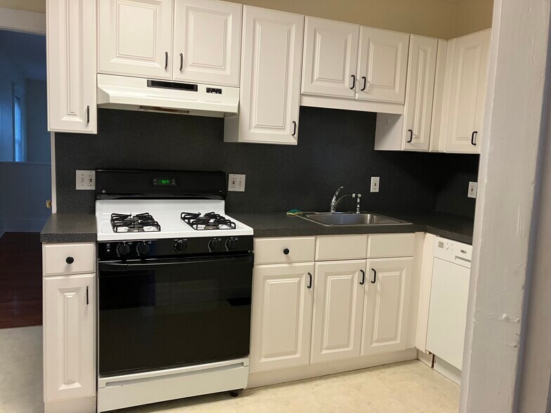 Building Photo - 2 Devereaux St