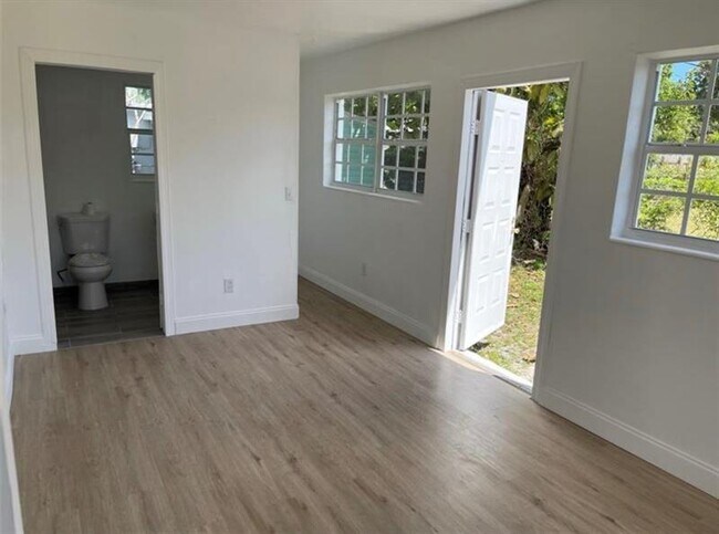 Building Photo - 3907 SW 59th Ave