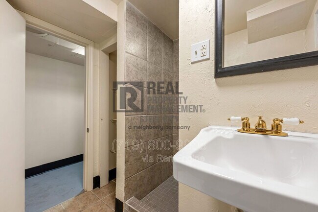 Building Photo - 909 W Evans Ave