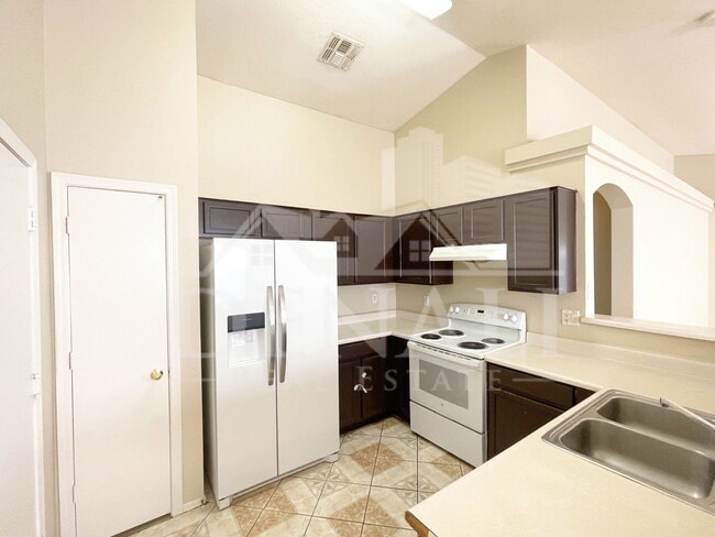 Building Photo - 8930 W Catalina Dr