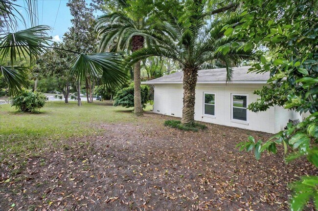 Building Photo - 1205 Gardenia Dr