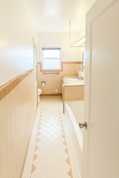 Building Photo - 211 2nd St