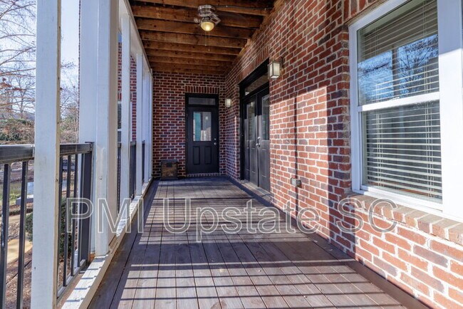 Building Photo - 204 E Park Ave