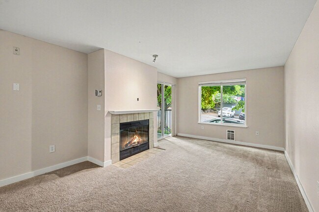 Building Photo - Charming Ground-Floor Condo in the Heart of Greenwood! $1,800 only!! August move in!