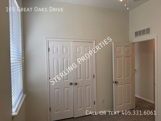 Building Photo - 105 Great Oaks Dr