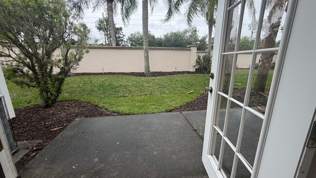 Building Photo - Beautiful 2 bed & 2.5 bath townhome