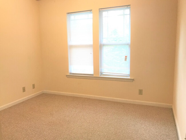 Building Photo - Hendersonville Condo - Top Floor - Wonderf...