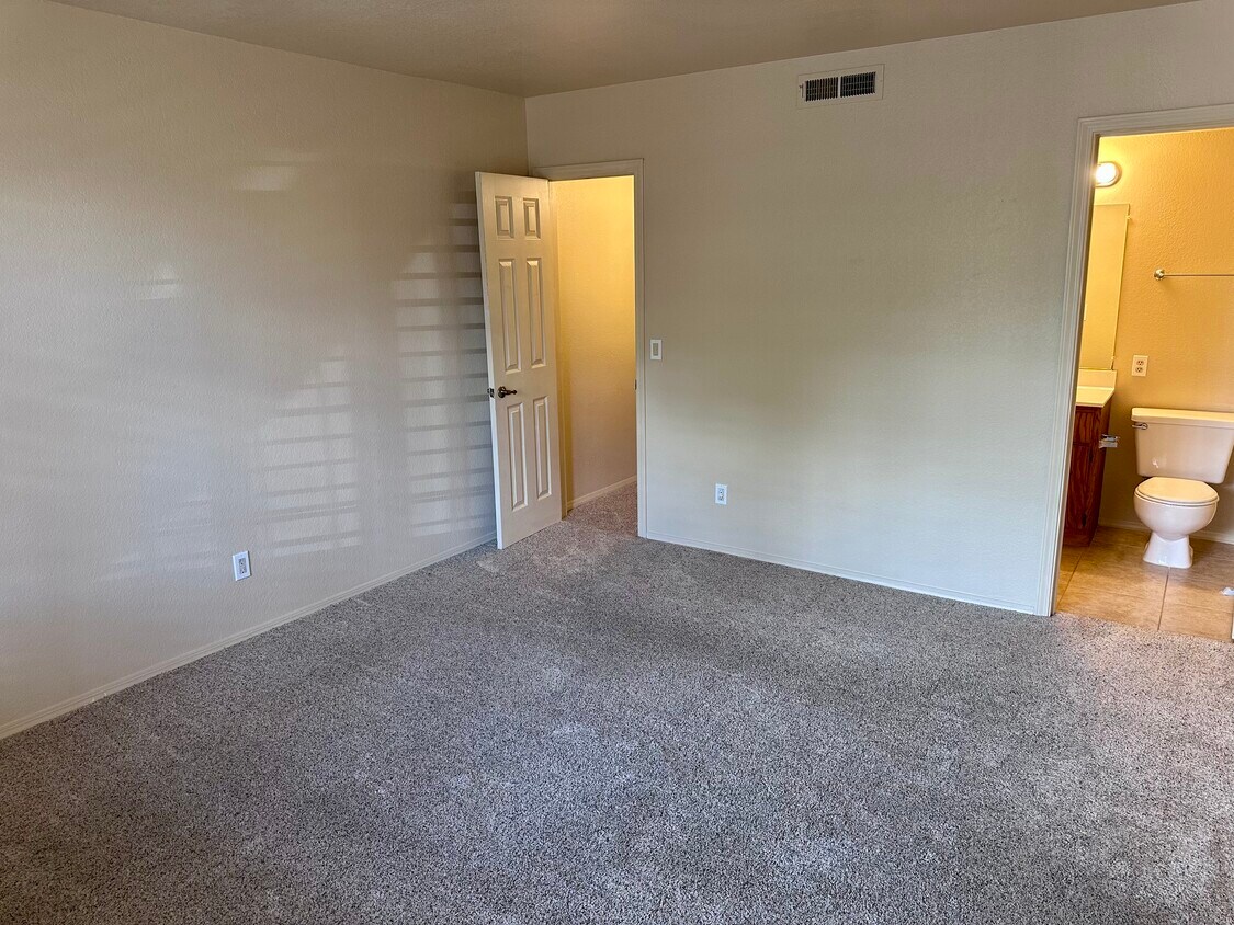 Building Photo - 11456 N Fairway Dr