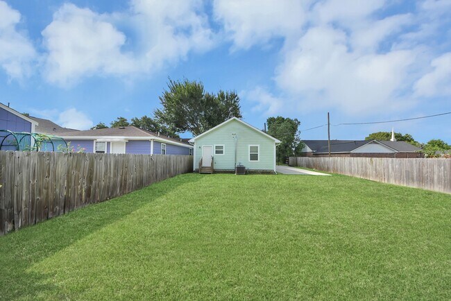 Building Photo - 3703 Lila St