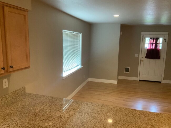 Building Photo - 5 Bedroom Duplex in University Area