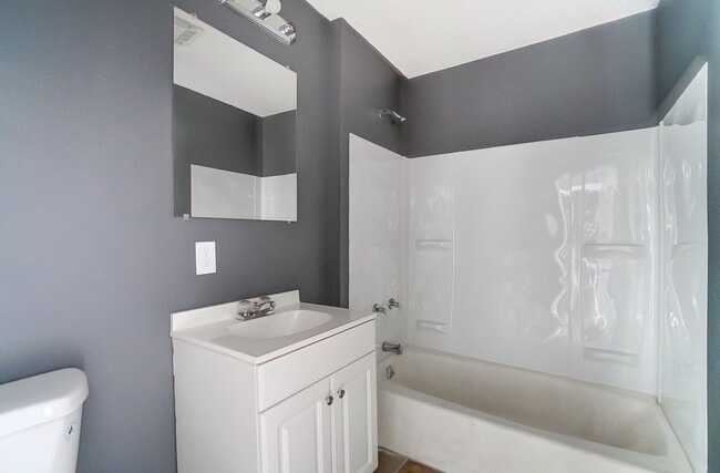 Building Photo - Two Bedroom, Two Bath in Dayton!