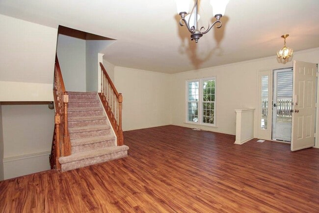 Building Photo - Fantastic 3br End-Unit Town Home in highly sought Silver Spring Neighborhood - Ready mid-June