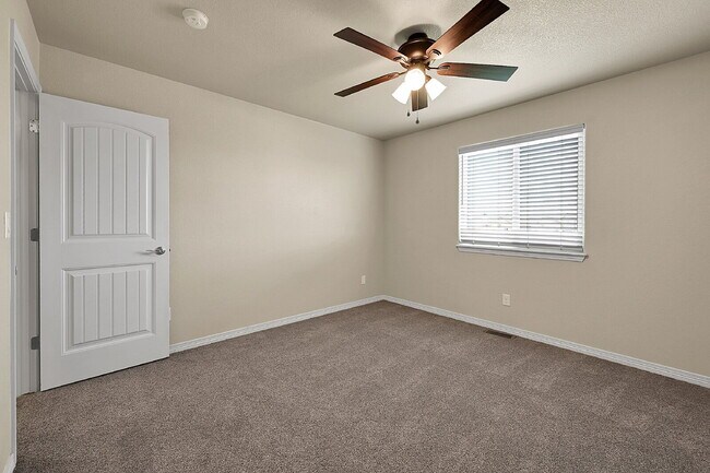 Building Photo - $2,650 - 4 Bed, 2.5 Bath Home with Fenced ...