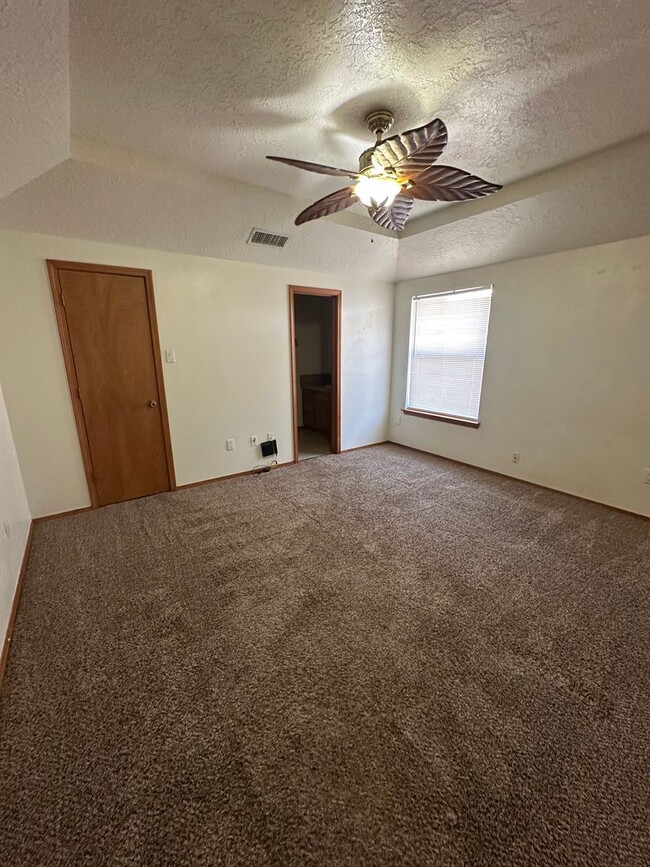 Building Photo - 3 Bedroom 2 Bath Home!