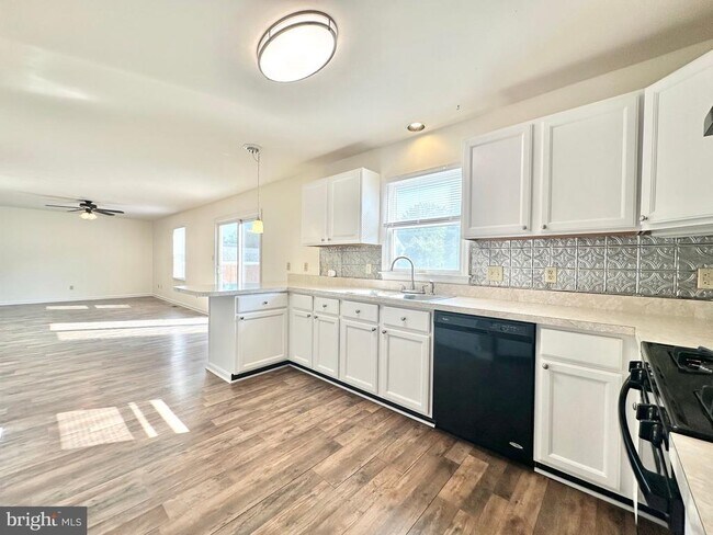 Building Photo - 8337 Colony Cir