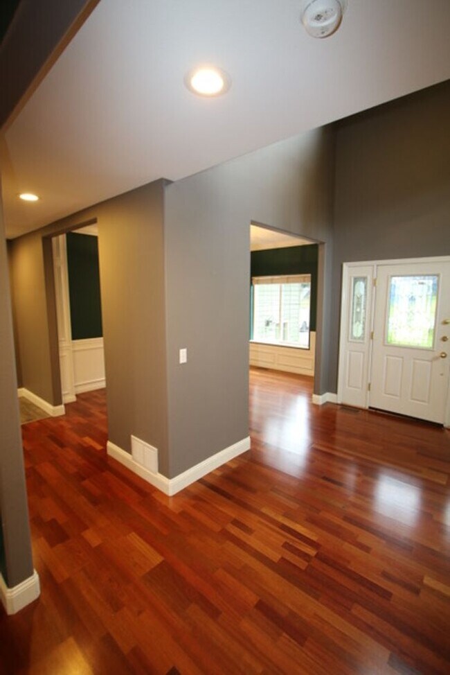 Building Photo - 9010 Sahalee Dr