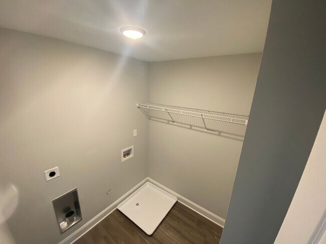 Building Photo - Spacious 3BR Townhome with Modern Finishes & Lawn Care Included!