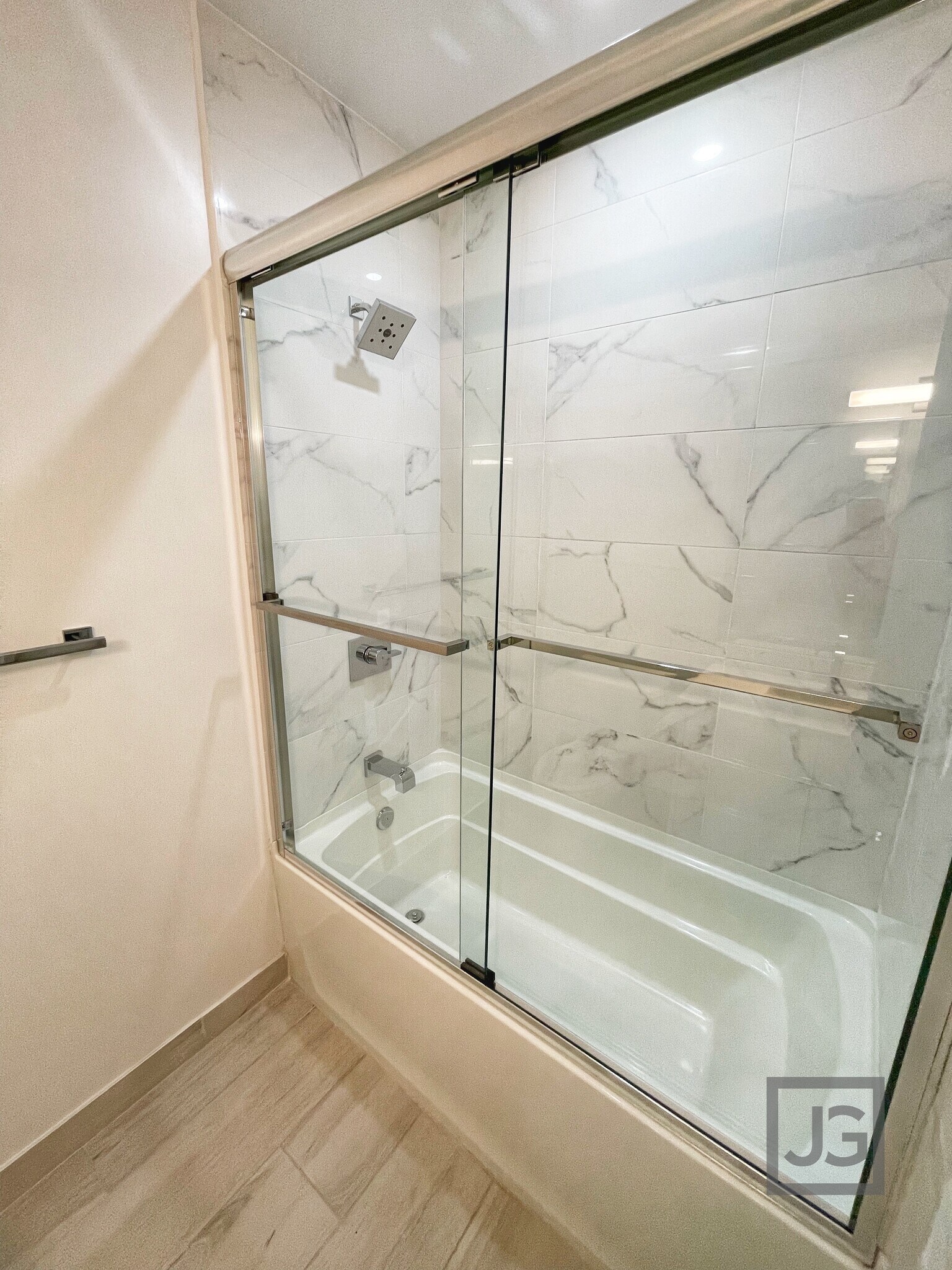 Bathtub - 326 NE 5th Ave