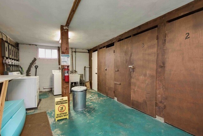 Building Photo - 629 W Nickerson St
