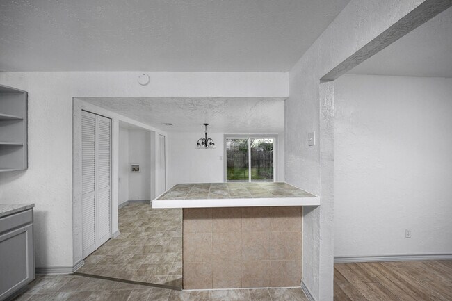 Building Photo - 508 NW Woodridge Dr