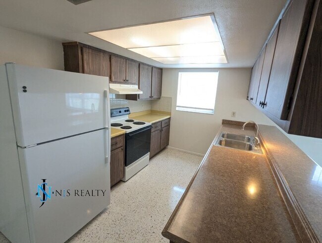 Building Photo - Large open 2/2/1 1378 Sq. Ft. with freshly...