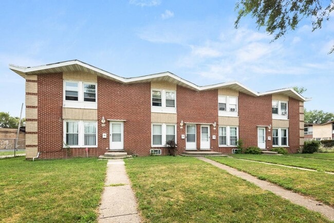 Have to come see beautiful hardwood 3 bedrooms 1.5 bathrooms - 1225 Broadway Avenue