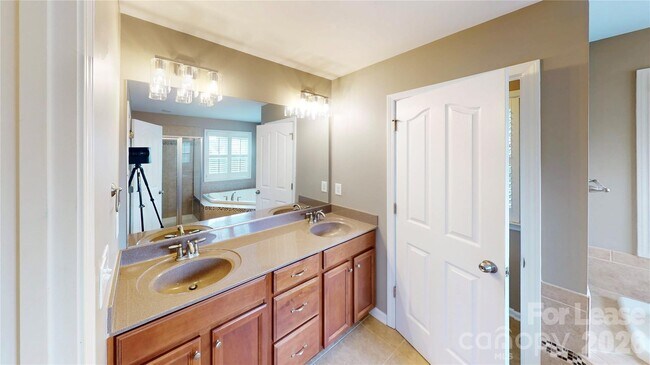 Building Photo - 1505 Aringill Ln