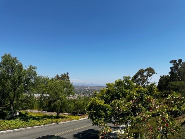 Building Photo - 4 Bedroom Mission View Estates Home!