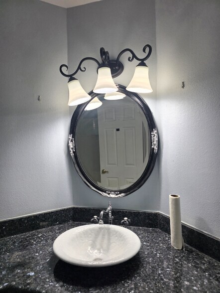 Building Photo - 3154 Valaria Dr N