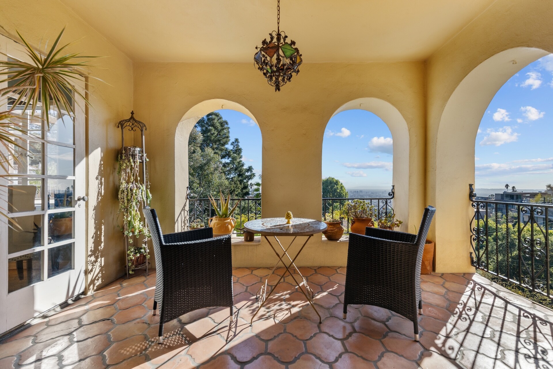 Building Photo - 2856 Glendower Ave