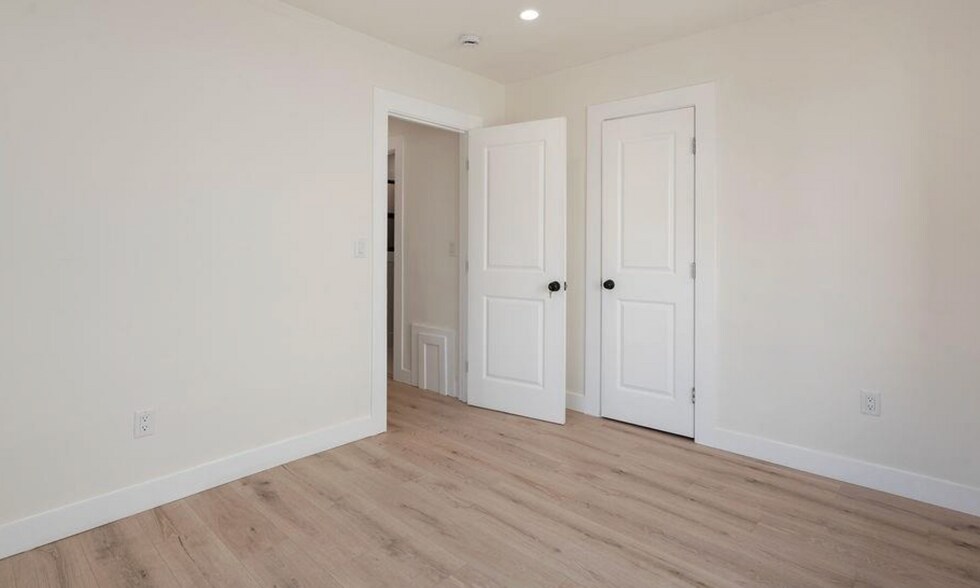 Building Photo - 5166 S Manhattan Pl