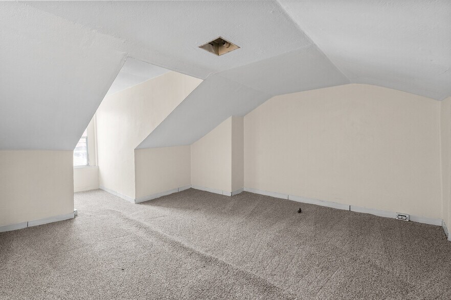 Building Photo - 138 S 17th St