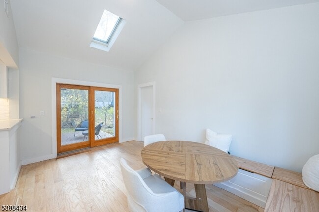 Building Photo - 7 Oak Tree Ln