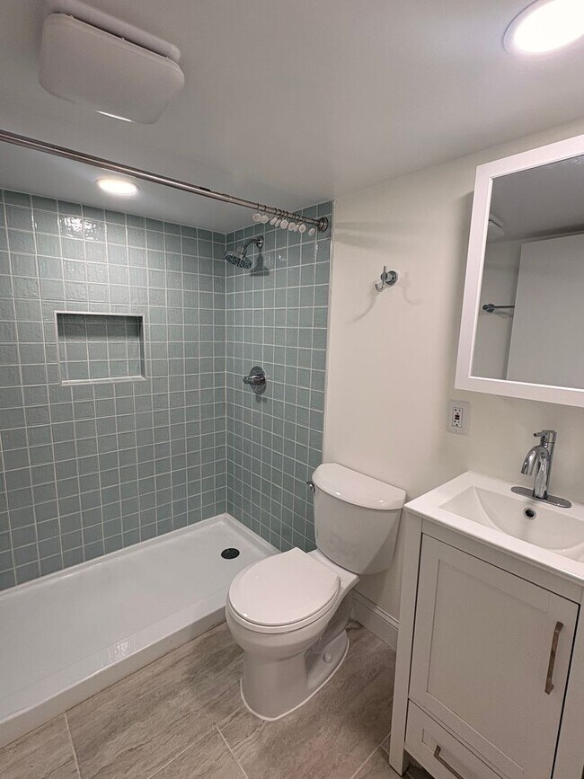 Building Photo - Gorgeous Hampden 2bd/2ba w/ Fin Bsmt, W/D, A/C and more! Available 5/1