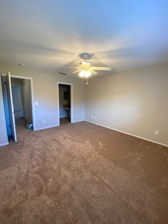 Building Photo - Daytona Beach 2/2.5 townhome