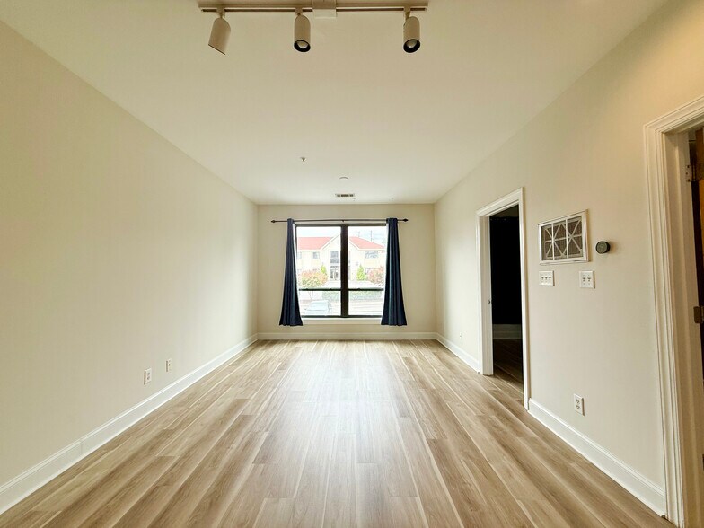 Living Room / Dining Room 1 - 411 W Washington St