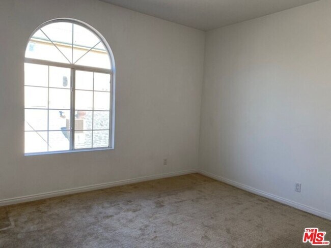 Building Photo - 5248 Satsuma Ave