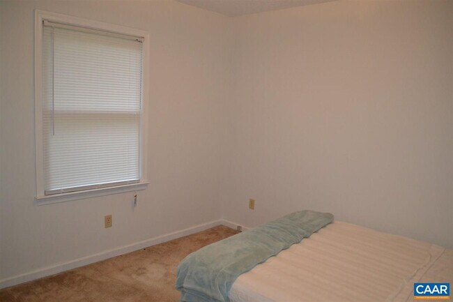 Building Photo - 15 Englewood Dr
